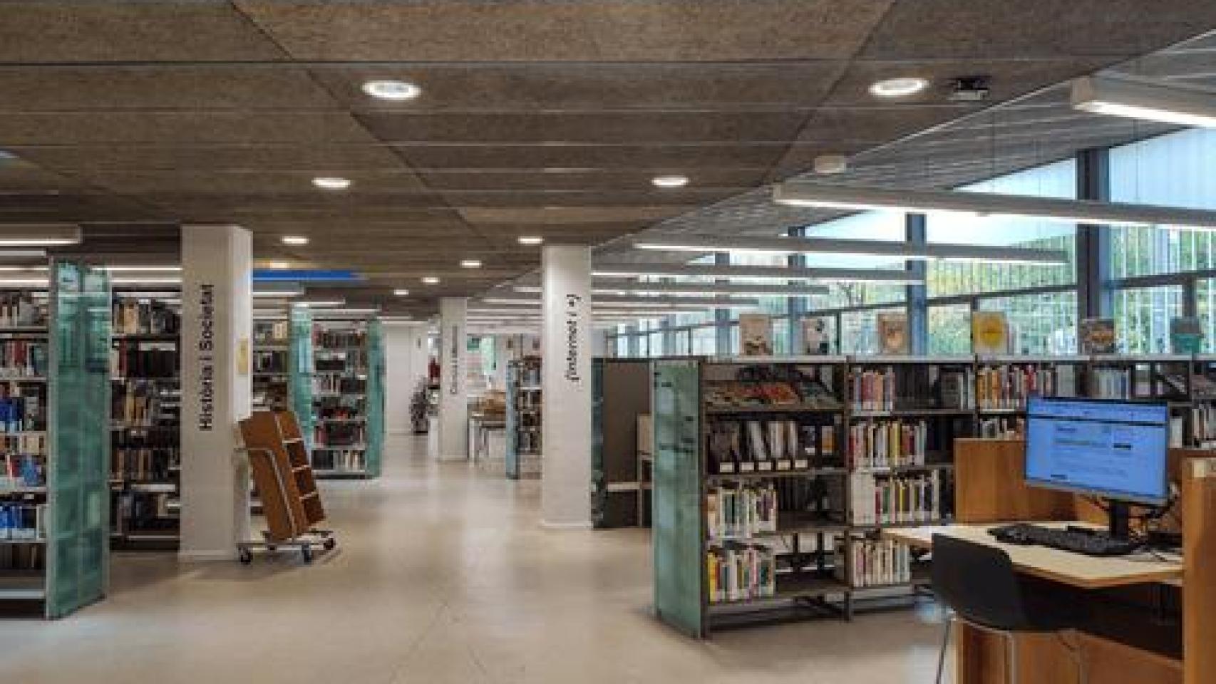 Interior de la biblioteca de Can Peixauet de Santa Coloma
