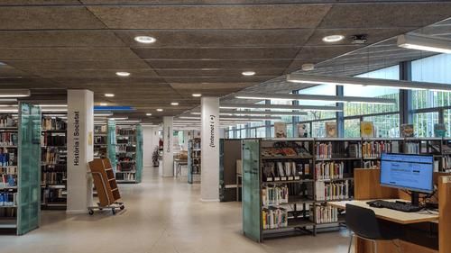 Interior de la biblioteca de Can Peixauet de Santa Coloma