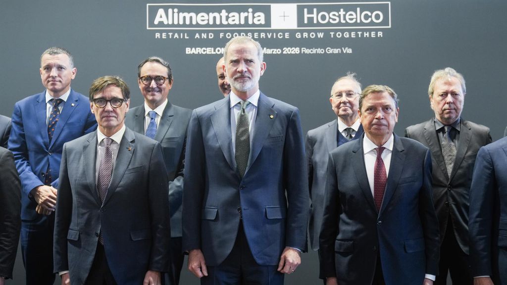 El Rey Felipe VI (c); el president de la Generalitat, Salvador Illa (i), y el ministro de Agricultura, Pesca y Alimentación, Luis Planas (d), durante la inauguración del Salón Internacional de la Alimentación y Bebidas Alimentaria 2026