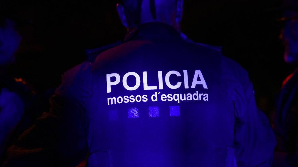 Un agent dels Mossos d'Esquadra durant un operatiu policial