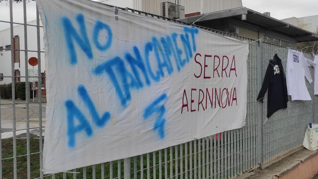 Pancarta contra el tancament de Serra Soldadura