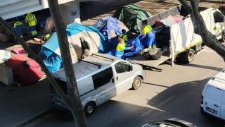 Operarios de limpieza desinfectando el asentamiento bajo la C-31 este martes