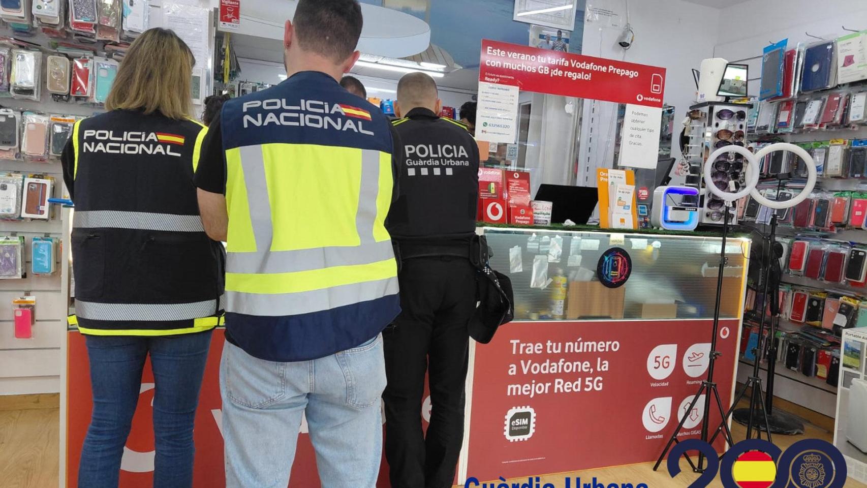 Agentes de Guàrdia Urbana de Barcelona y Policía Nacional.jpg