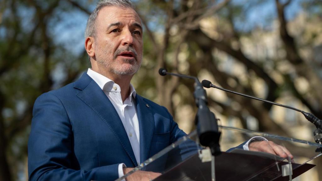 El alcalde de Barcelona, Jaume Collboni, durante el acto de colocación del brazo superior de la cruz de la torre de Jesucristo, a 20 de febrero de 2026, en Barcelona, Catalunya (España)
