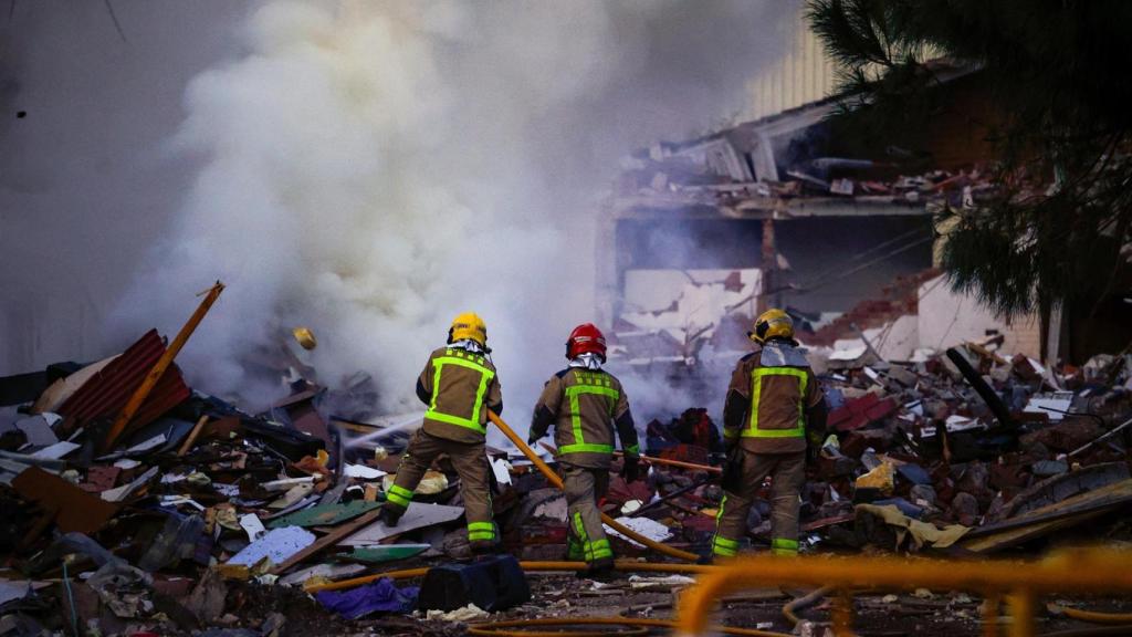 Extinción del incendio registrado en el antiguo instituto B9 de Badalona