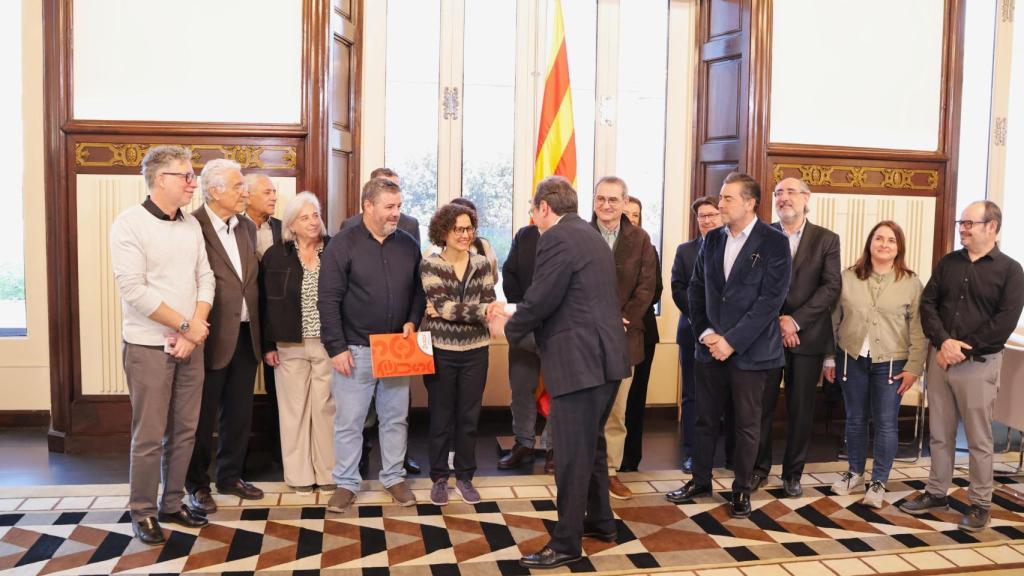 Representantes de la escuela concertada entregan enmiendas a la ley de financiación educativa al presidente del Parlament, Josep Rull