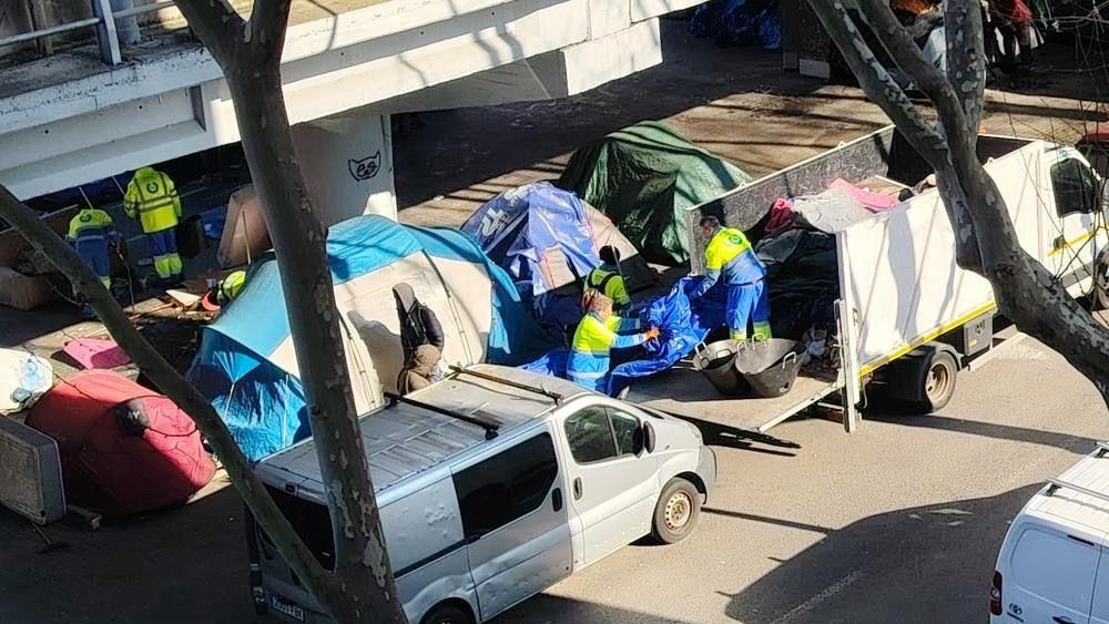Operarios de limpieza desinfectando el asentamiento bajo la C-31 este martes