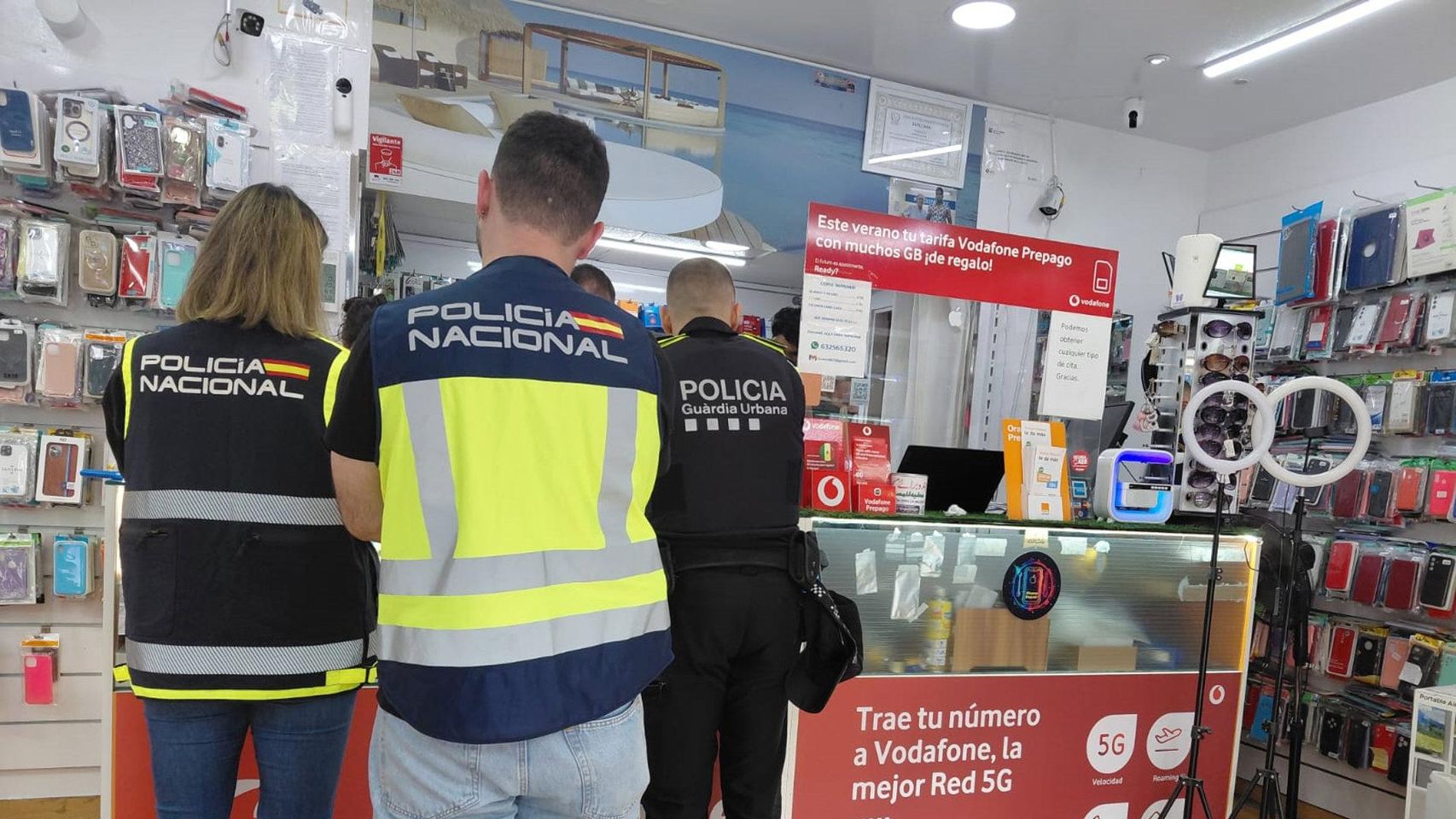 Agentes de Guàrdia Urbana de Barcelona y Policía Nacional.jpg