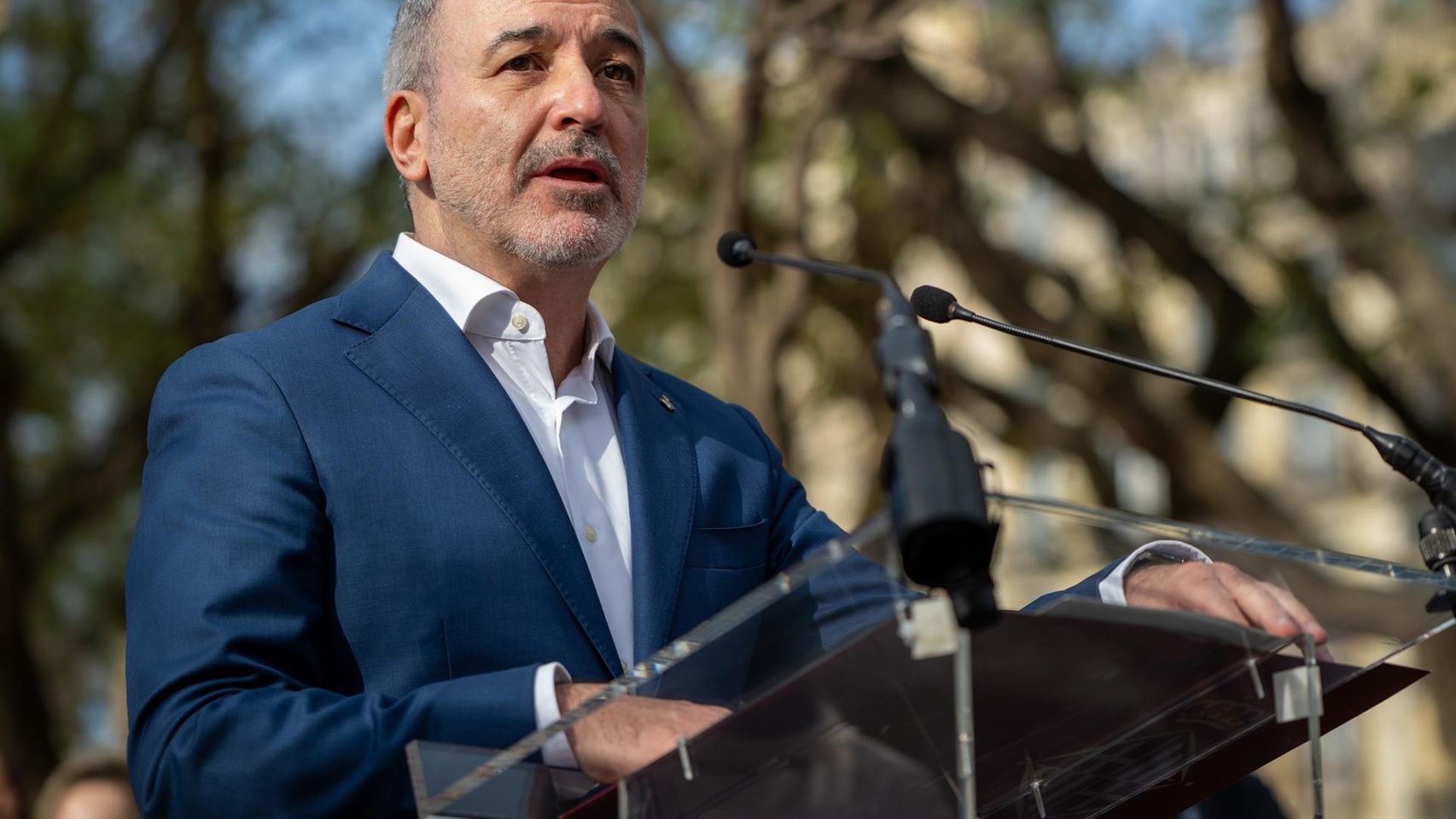 El alcalde de Barcelona, Jaume Collboni, durante el acto de colocación del brazo superior de la cruz de la torre de Jesucristo, a 20 de febrero de 2026, en Barcelona, Catalunya (España)