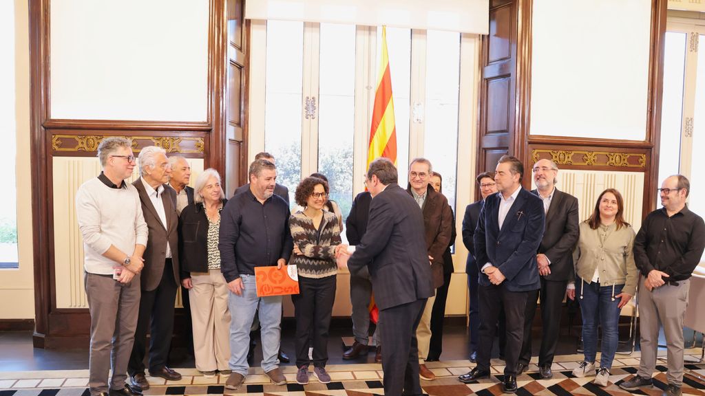 Representants de l'escola concertada lliuren esmenes a la llei de finançament educativa al president del Parlament, Josep Rull