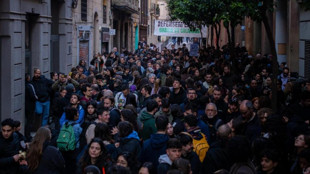 Los vecinos concentrados en el bloque Sant Agustí de Barcelona para impedir un desahucio