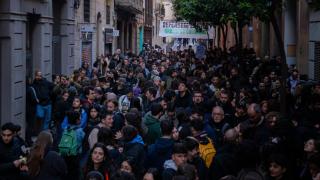 Los vecinos concentrados en el bloque Sant Agustí de Barcelona para impedir un desahucio