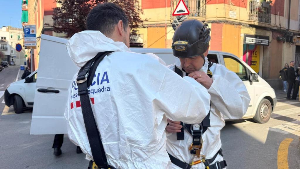 Los Mossos entrando al refugio