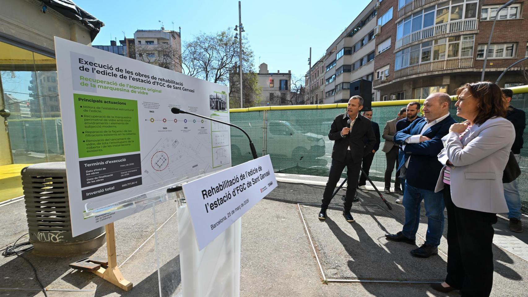La consellera de Territorio, Sílvia Paneque, y el presidente de FGC, Carles Ruiz, en una visita a las obras de rehabilitación de la estación de Sant Gervasi