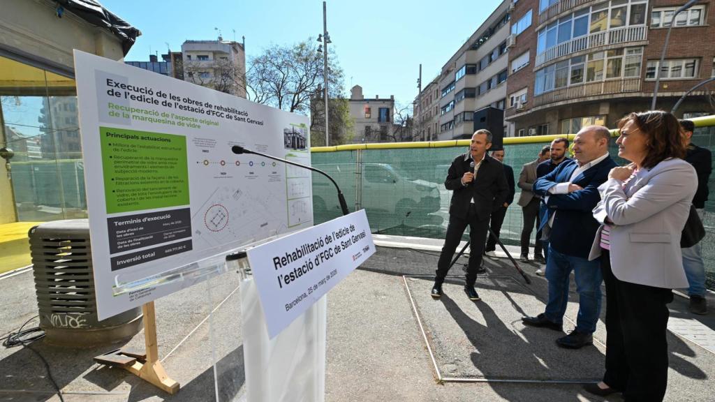 La consellera de Territorio, Sílvia Paneque, y el presidente de FGC, Carles Ruiz, en una visita a las obras de rehabilitación de la estación de Sant Gervasi