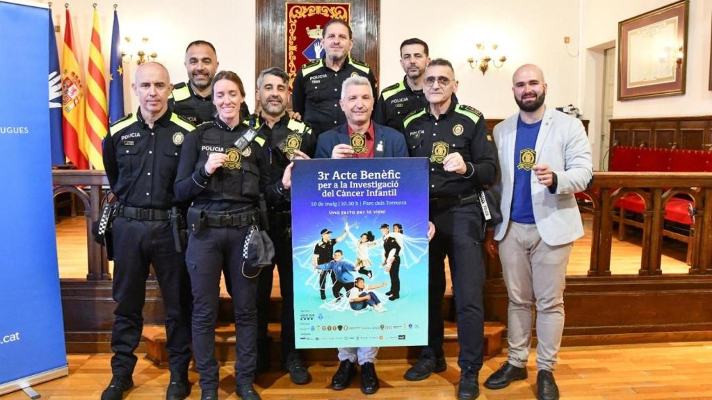 El alcalde de Esplugues, Eduard Sanz, y el quinto teniente de alcalde, Joan Marín, junto a agentes de la Policía Local