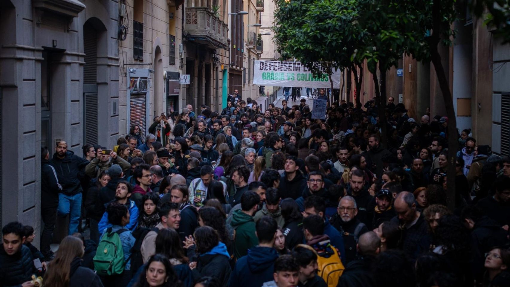 Los vecinos concentrados en el bloque Sant Agustí de Barcelona para impedir un desahucio