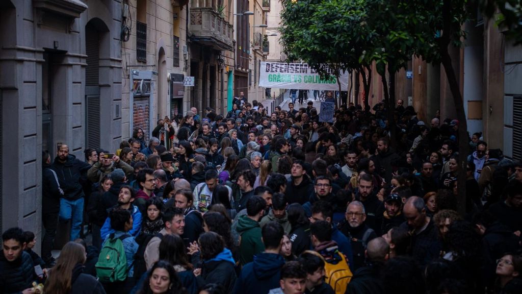 Los vecinos concentrados en el bloque Sant Agustí de Barcelona para impedir un desahucio