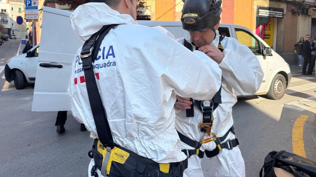 Els Mossos entrant al refugi