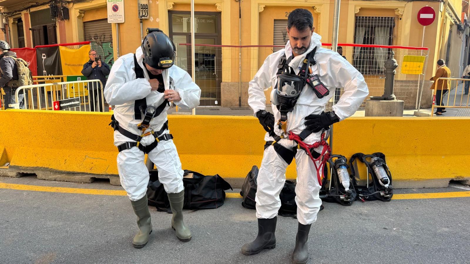 Los Mossos entrando al refugio
