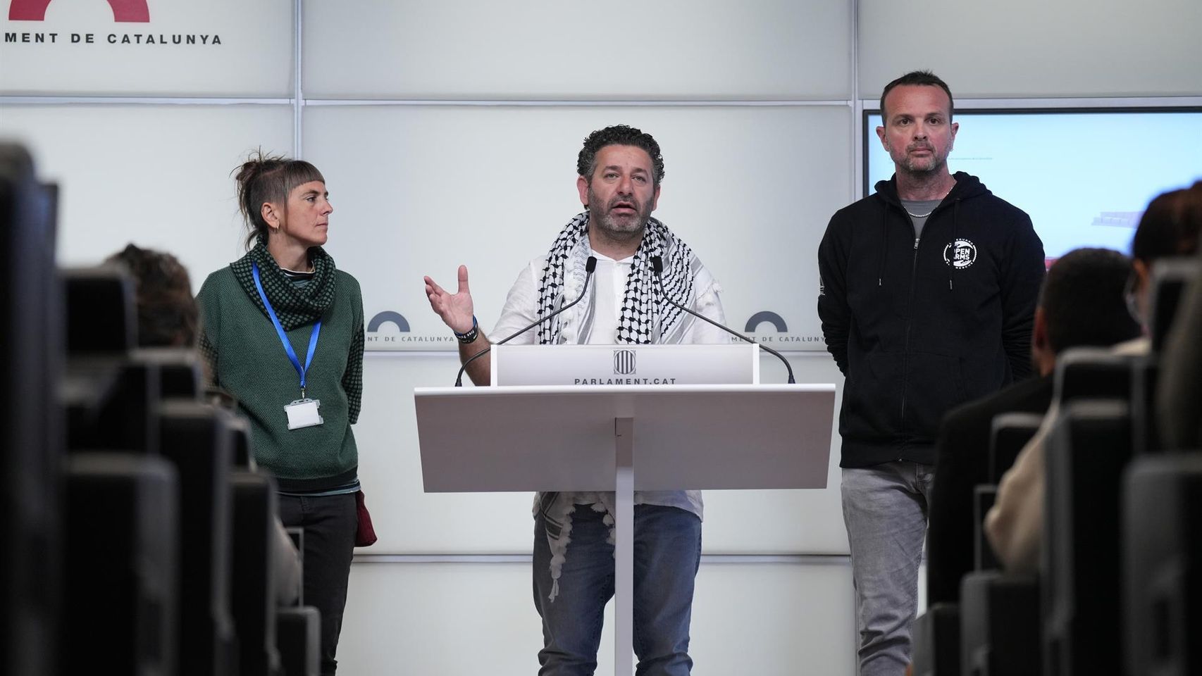 El coordinador de la Global Summud Flotilla, Saif Abukeshek, la integrante de la organización en Catalunya, Ariadna Masmitjà, y el jefe de operaciones de Open Arms, Gerard Canals, presentan la misión que zarpará el 12 de abril
