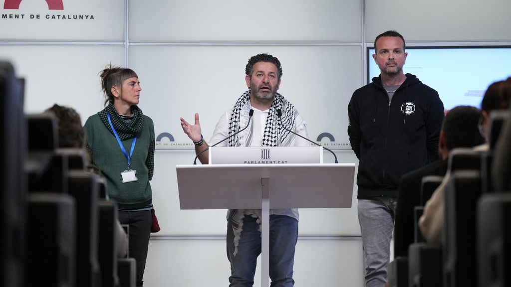El coordinador de la Global Summud Flotilla, Saif Abukeshek, la integrante de la organización en Catalunya, Ariadna Masmitjà, y el jefe de operaciones de Open Arms, Gerard Canals, presentan la misión que zarpará el 12 de abril