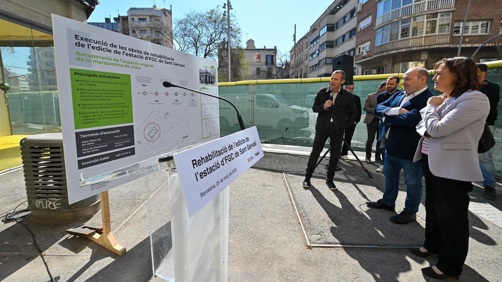 La consellera de Territorio, Sílvia Paneque, y el presidente de FGC, Carles Ruiz, en una visita a las obras de rehabilitación de la estación de Sant Gervasi