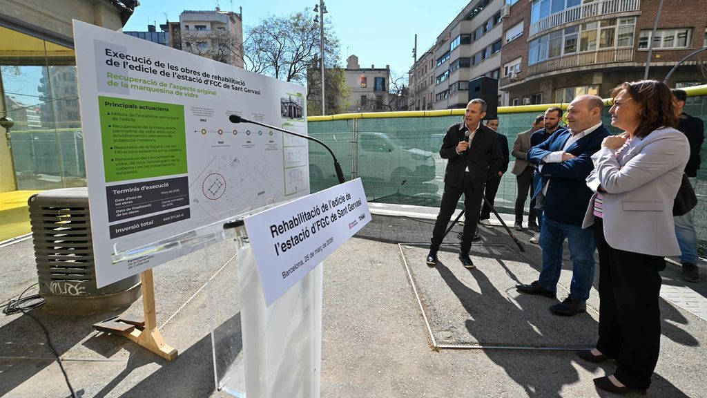 La consellera de Territorio, Sílvia Paneque, y el presidente de FGC, Carles Ruiz, en una visita a las obras de rehabilitación de la estación de Sant Gervasi