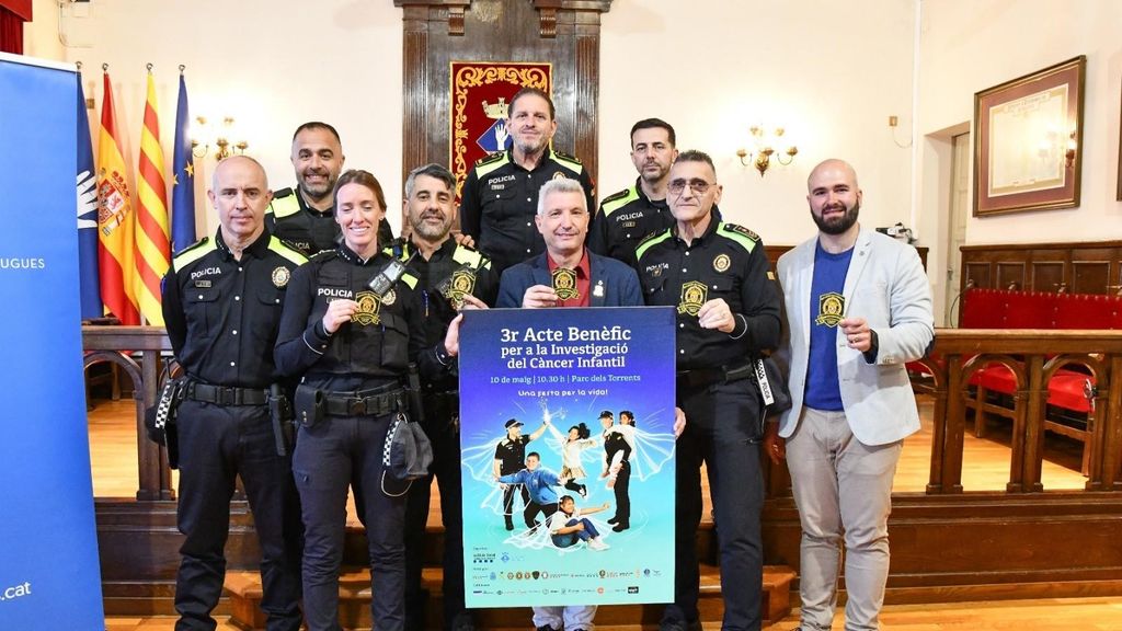El alcalde de Esplugues, Eduard Sanz, y el quinto teniente de alcalde, Joan Marín, junto a agentes de la Policía Local