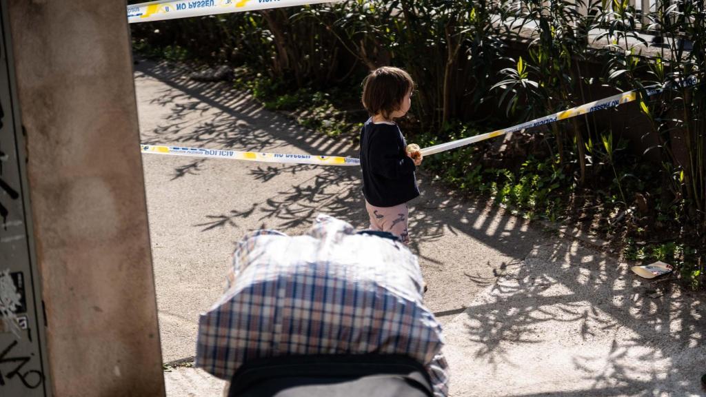 Un niña que ha salido del asentamiento de La Sagrera
