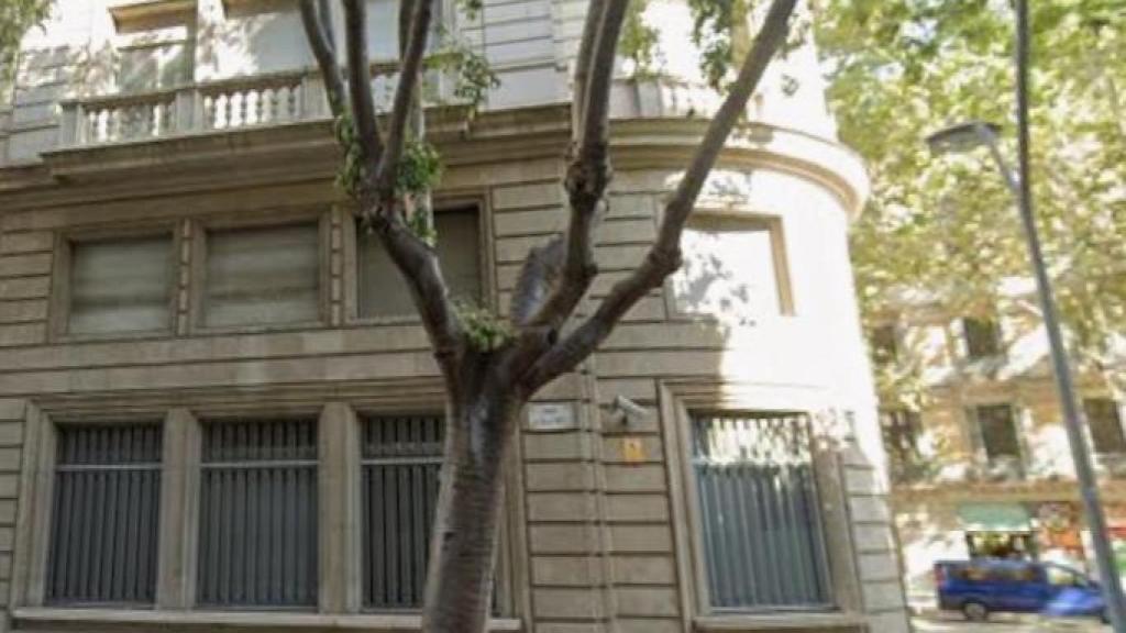 Edificio de la ronda Sant Pere donde debía ubicarse el CAP Casc Antic