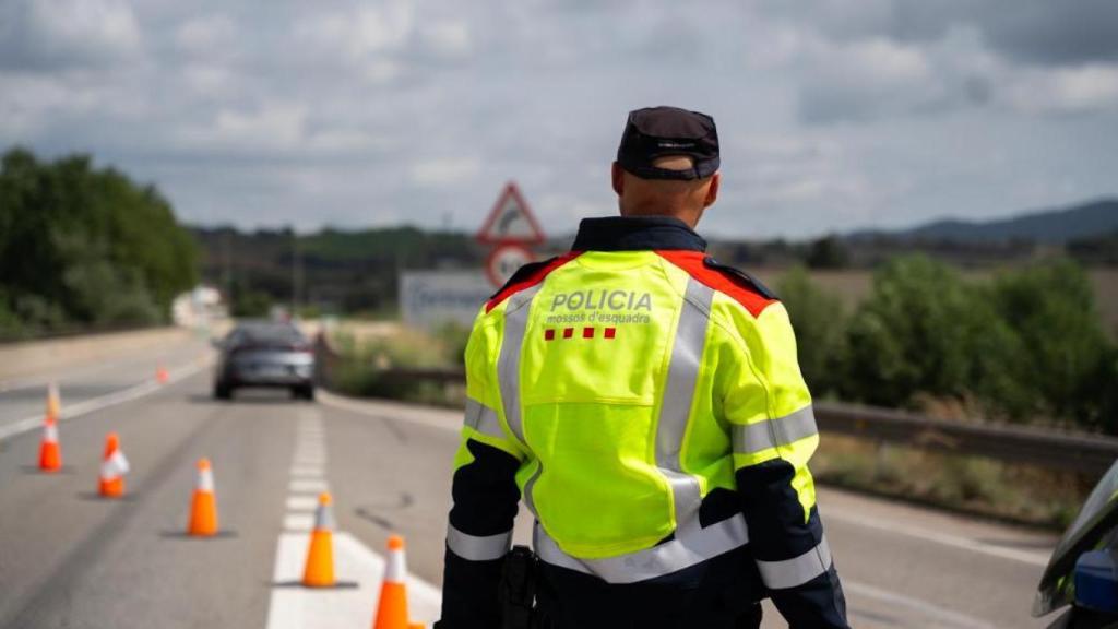 Un agente de Mossos d'Esquadra en la carretera