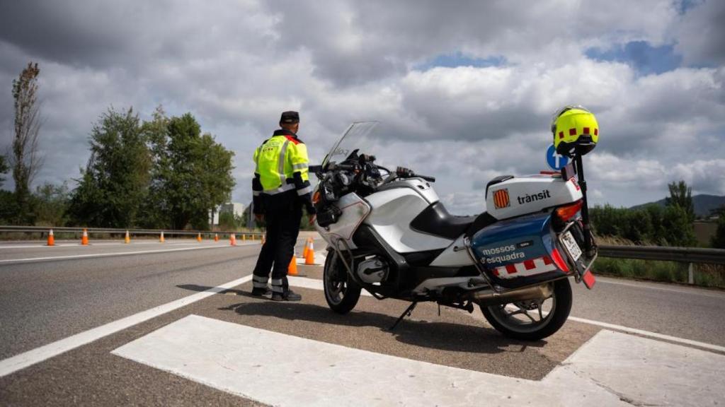 Un agente de Mossos d'Esquadra en la carretera
