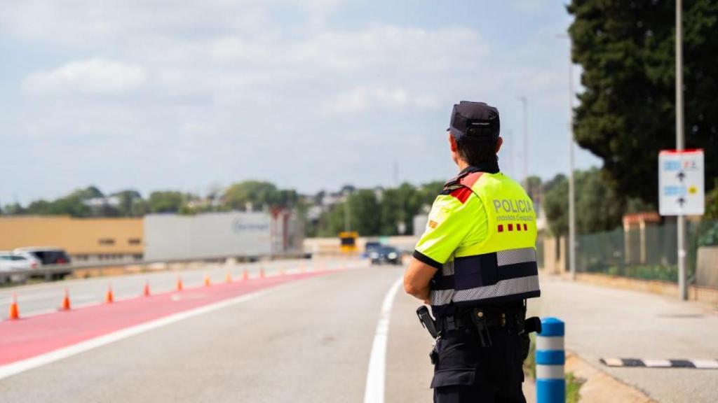 Un agente de Mossos d'Esquadra en la carretera