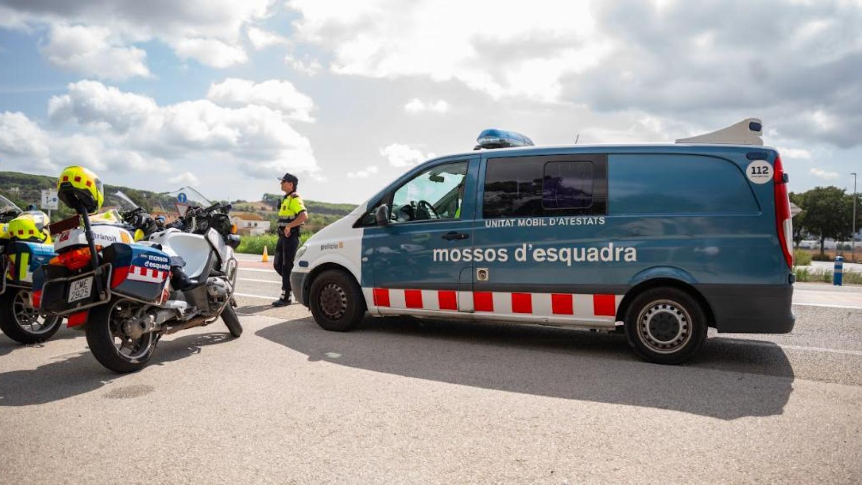 Agentes de Mossos d'Esquadra en la carretera
