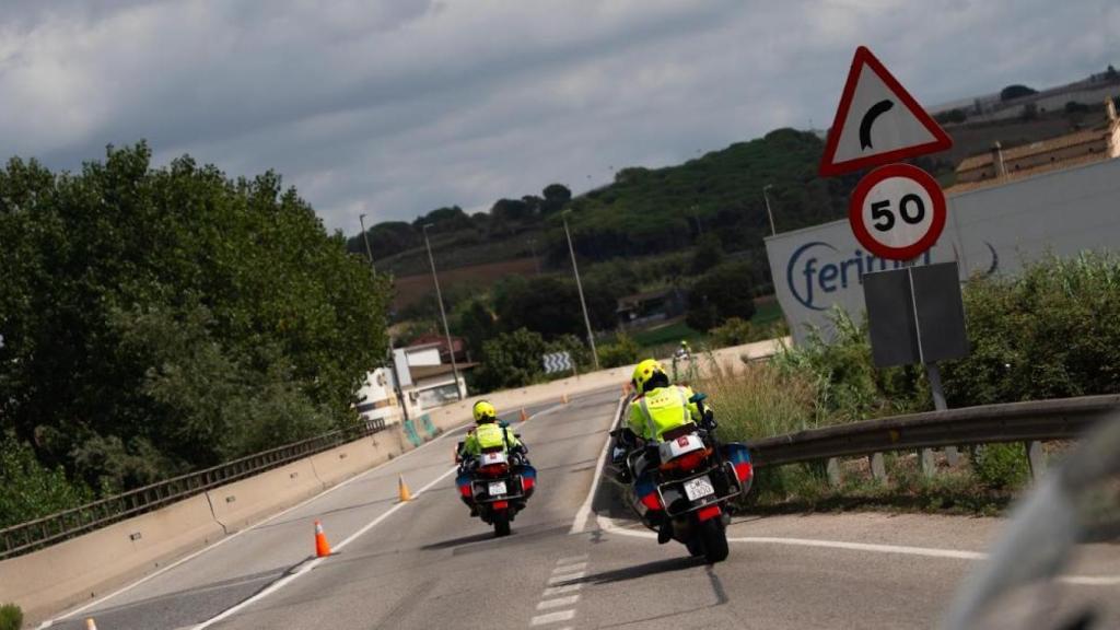 Agentes de Mossos d'Esquadra en la carretera