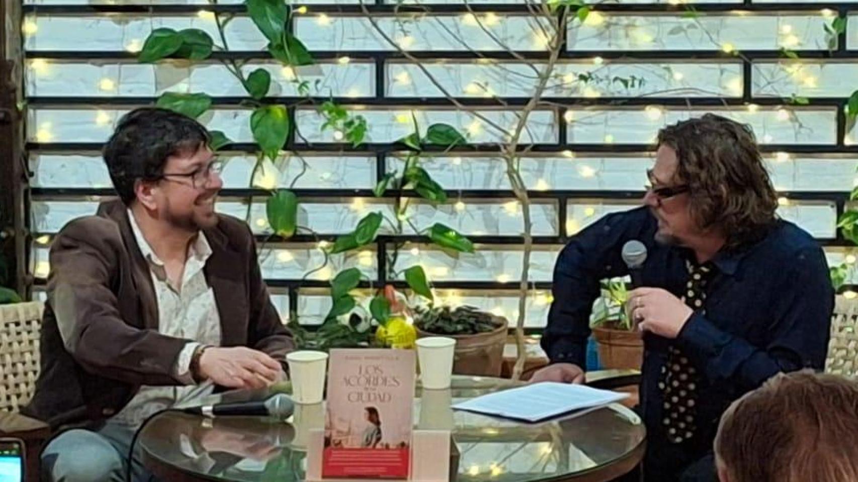 El escritor Raúl Montilla junto al periodista Luis Benvenuty durante la presentación de 'Los acordes de la ciudad'