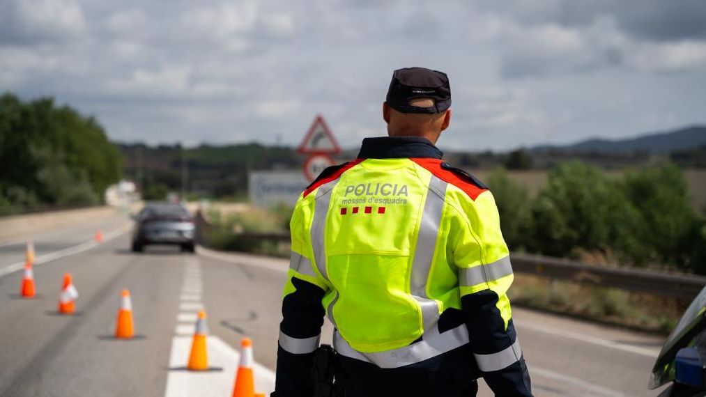Un agent dels Mossos d'Esquadra a la carretera