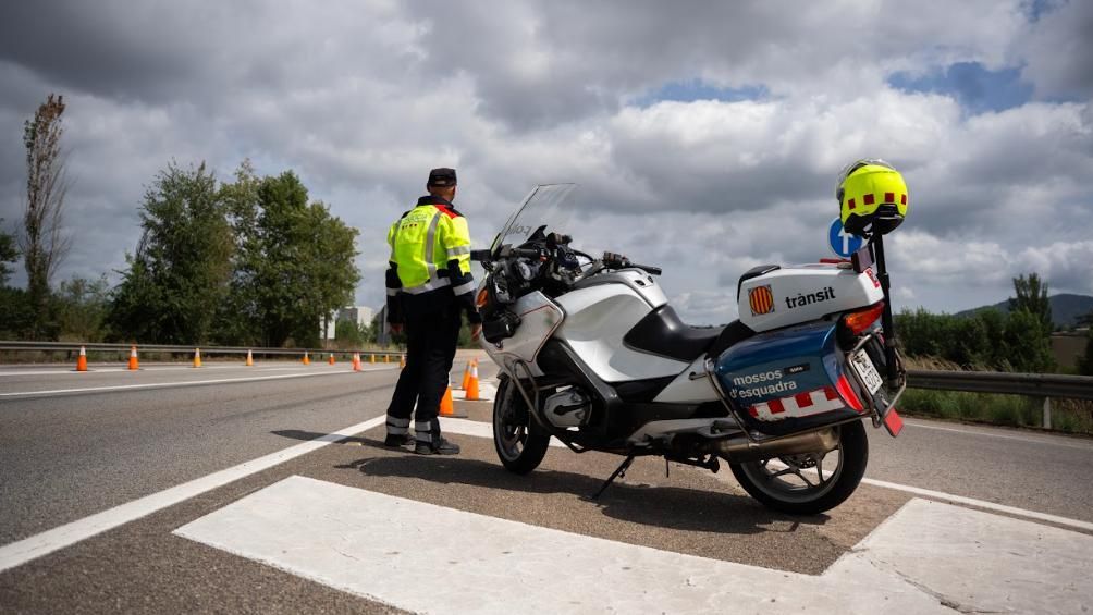 Un agent de Mossos d'Esquadra a la carretera