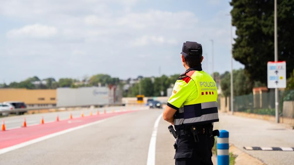 Un agent de Mossos d'Esquadra a la carretera