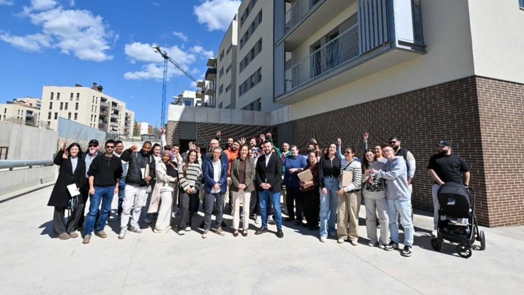La consellera de Territorio de la Generalitat, Sílvia Paneque, durante la entrega de llaves en Sabadell