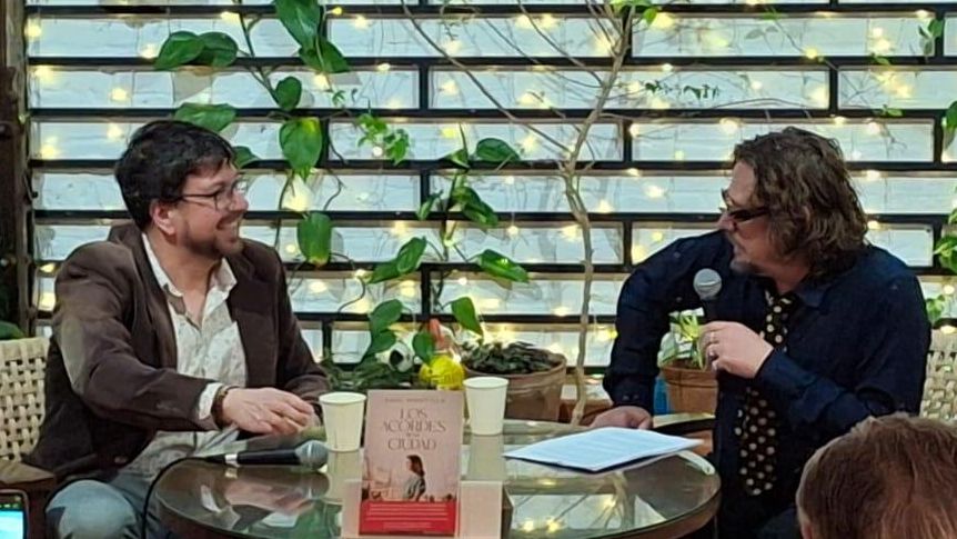 El escritor Raúl Montilla junto al periodista Luis Benvenuty durante la presentación de 'Los acordes de la ciudad'