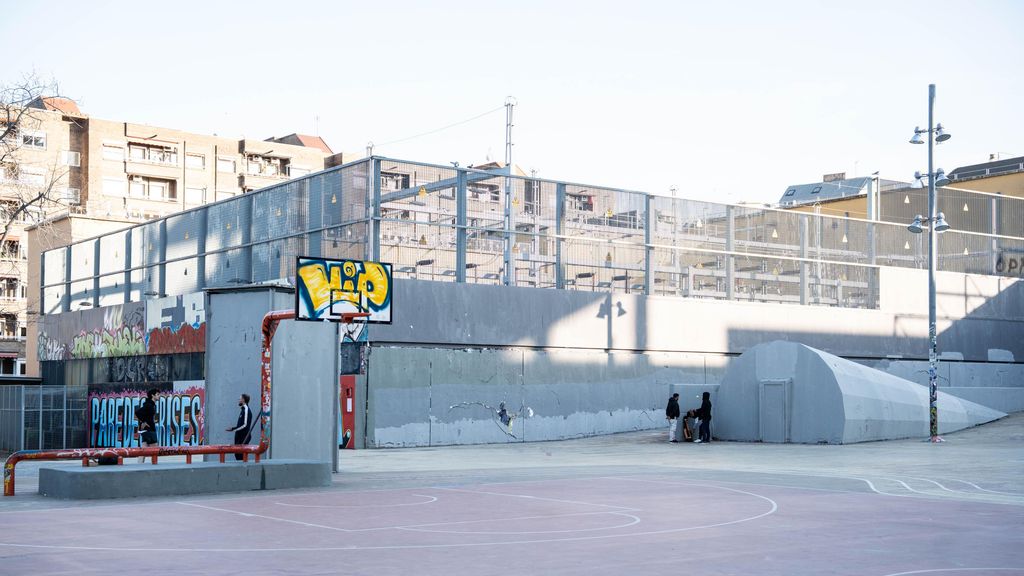 Murs pintats de gris als Jardins de les Tres Xemeneies del Paral·lel
