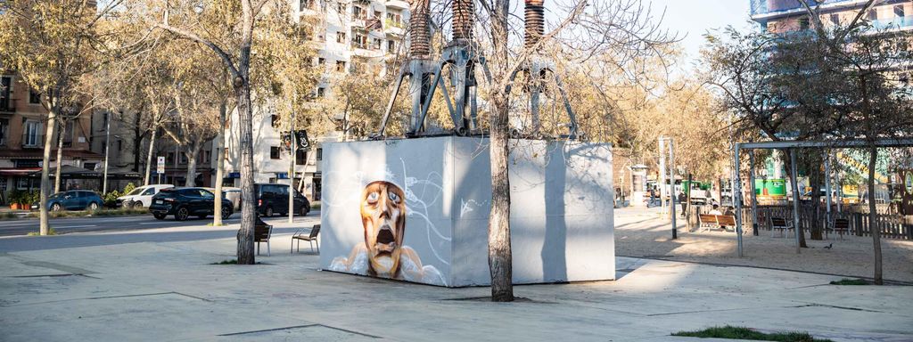Últims vestigis dels grafitis als Jardins de les Tres Xemeneies de Poble-sec