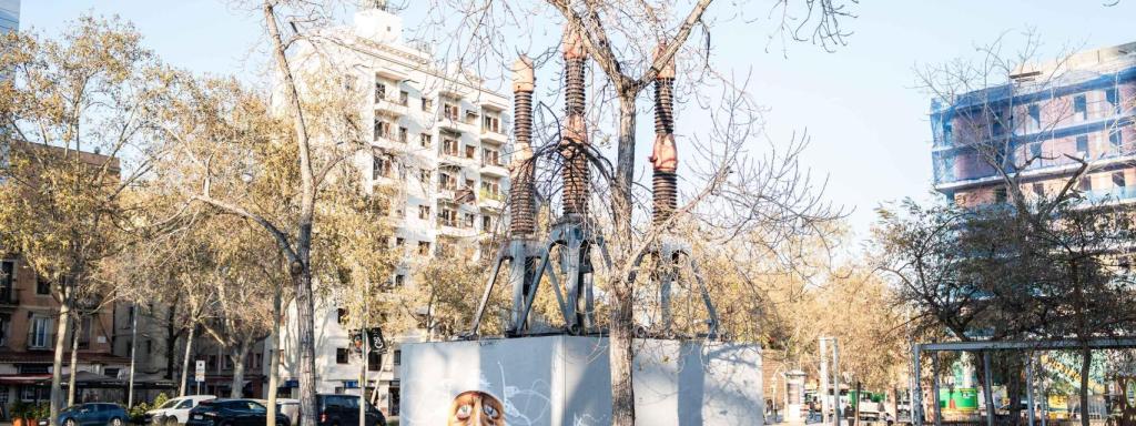 Últimos resquicios de los grafitis en los Jardins de les Tres Xemeneies de Poble-sec
