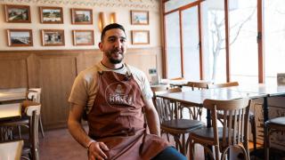 El nuevo restaurante palestino que atrae al público local y arrasa en el Eixample: "Hacemos auténticos shawarmas, no kebabs"