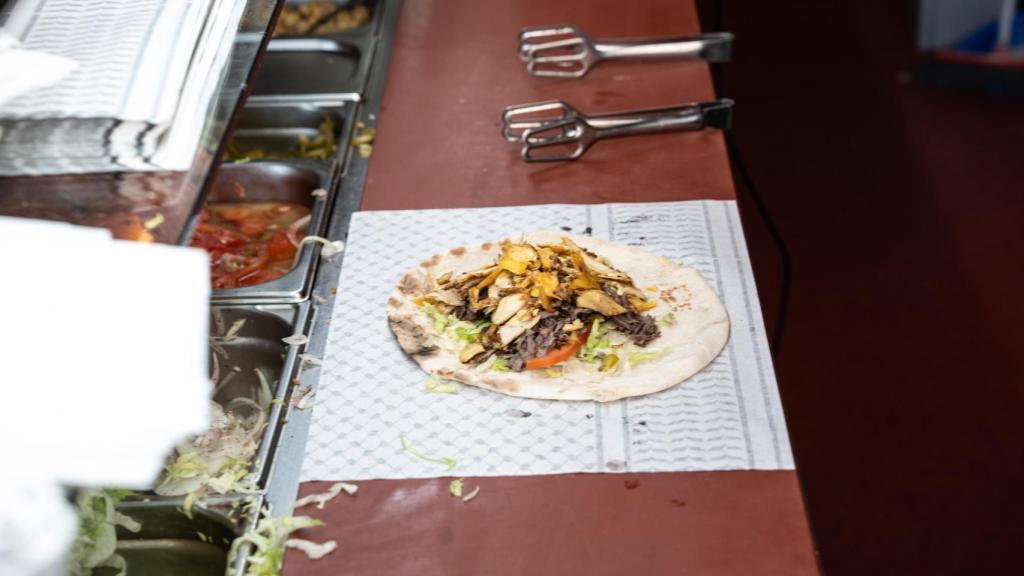 un shawarma en el restaurante Haifa de Barcelona