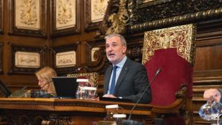 El plan de los comunes por la guerra: que Collboni pague ante la subida del combustible 