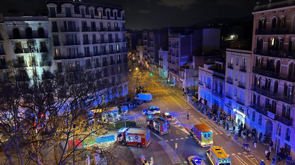 Dispositivo durante el incendio en Barcelona