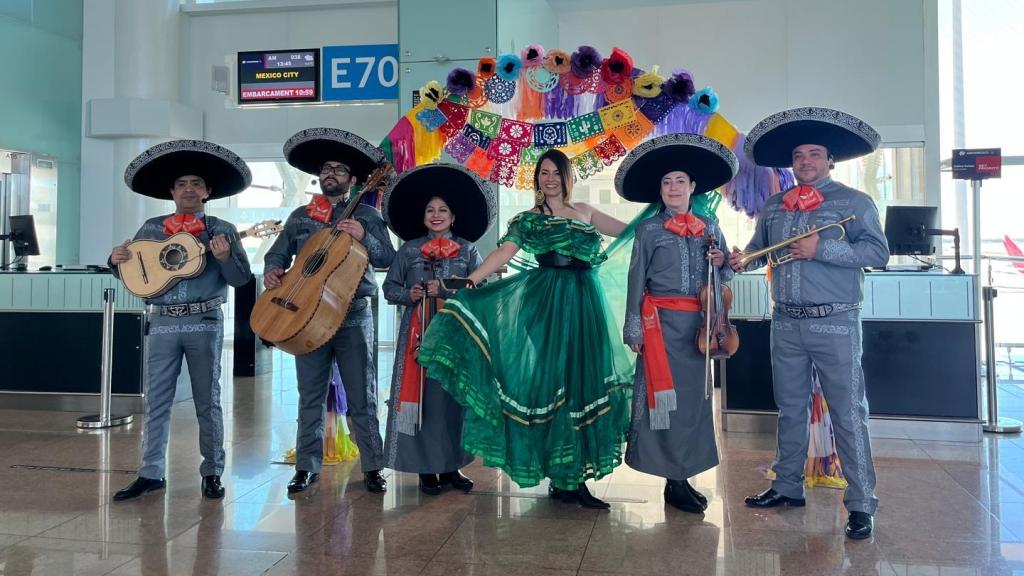 Grupo de mariachis en el Aeropuerto de Barcelona